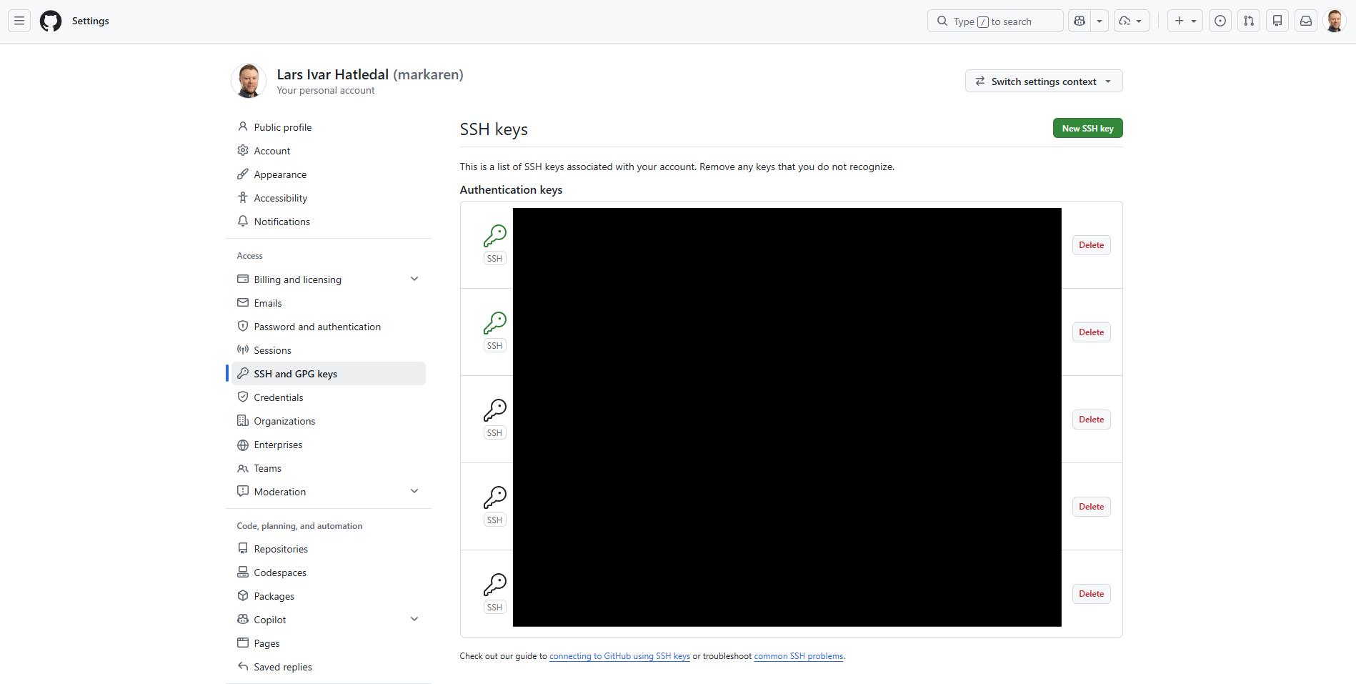 GitHub's Settings page with "SSH and GPG keys" selected in the sidebar; the green "New SSH key" button sits at the top right of the key list.